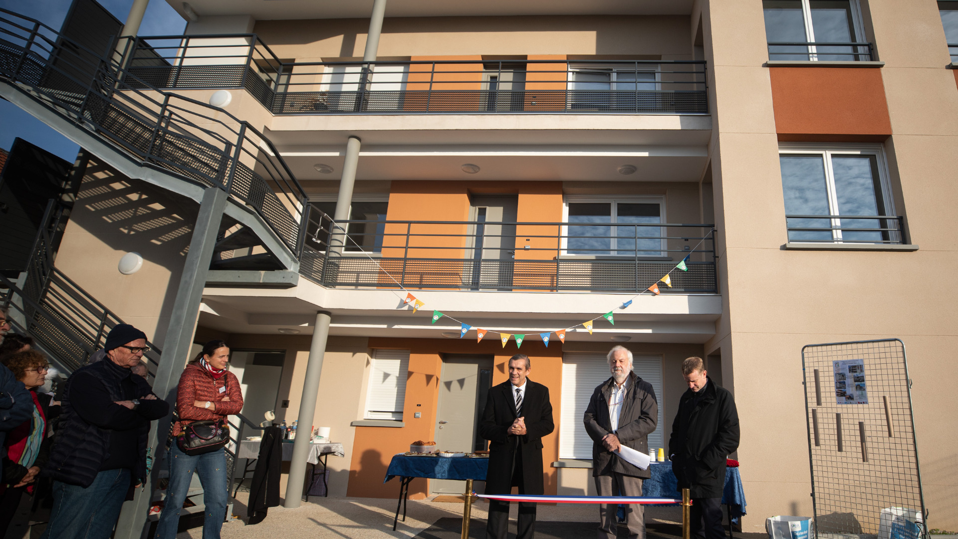 Inauguration de 43 logements en Essonne par Monde en marge Monde en marche et SNL